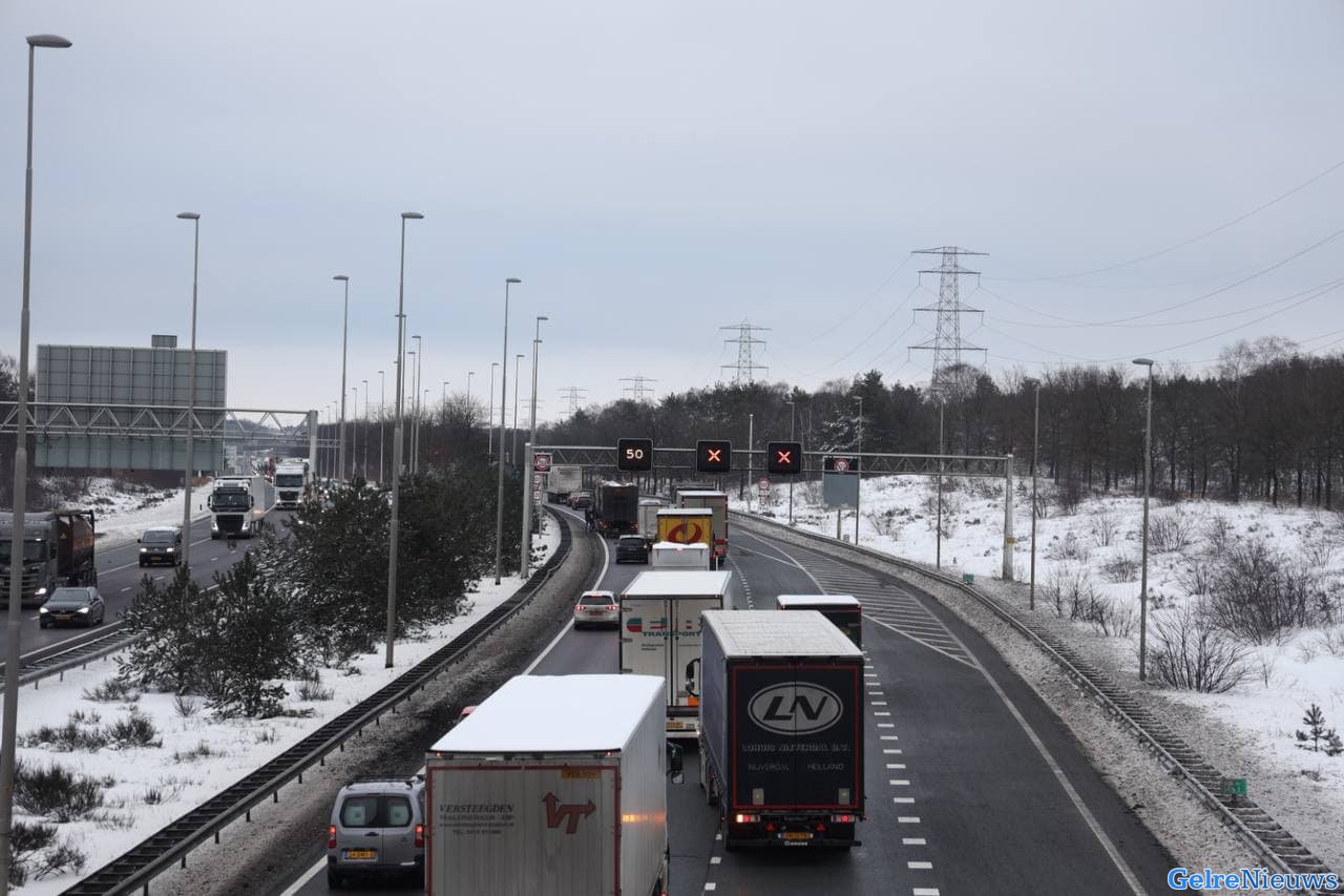 Veel vertraging op snelwegen door vrieskou en botsing