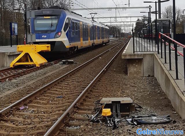 Trein botst tegen fiets, vrouw komt met schrik vrij