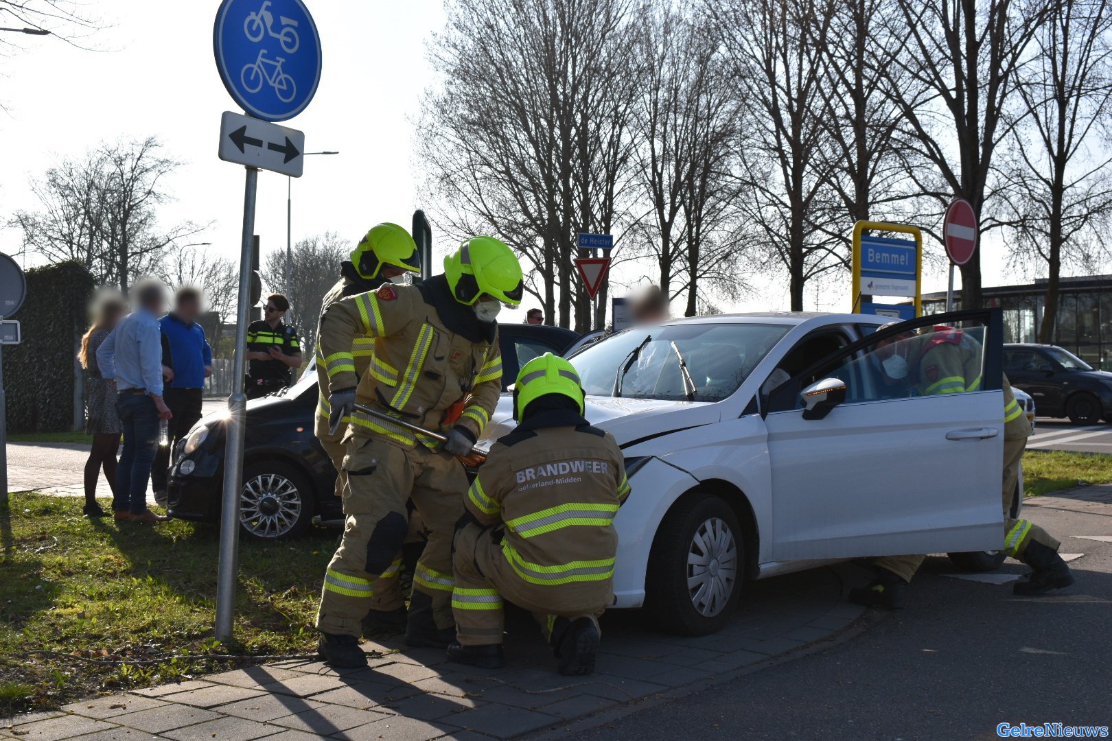 Veel hulpdiensten naar ongeval op kruising in Bemmel