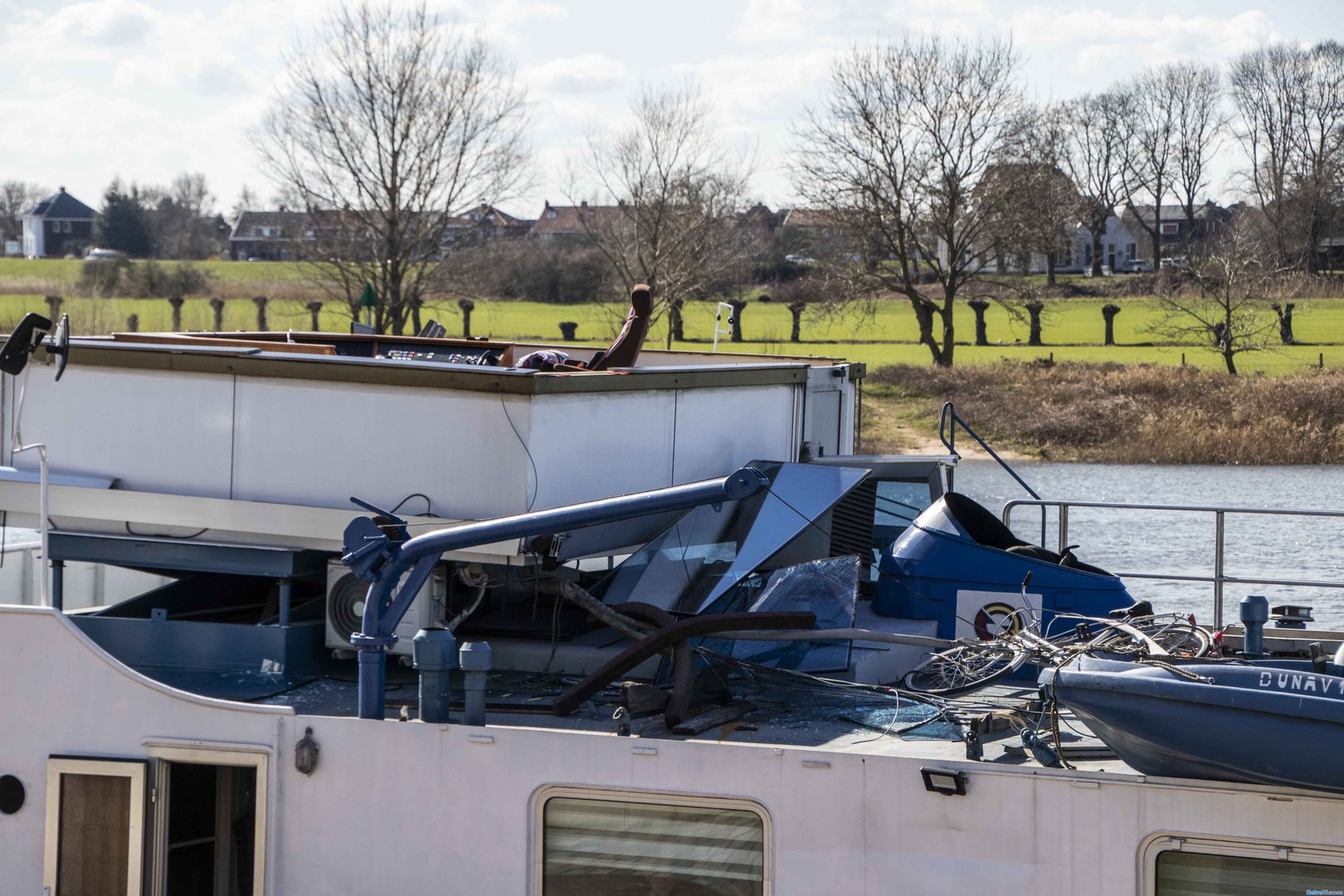 Kajuit breekt af na aanvaring Oude IJsselbrug in Zutphen