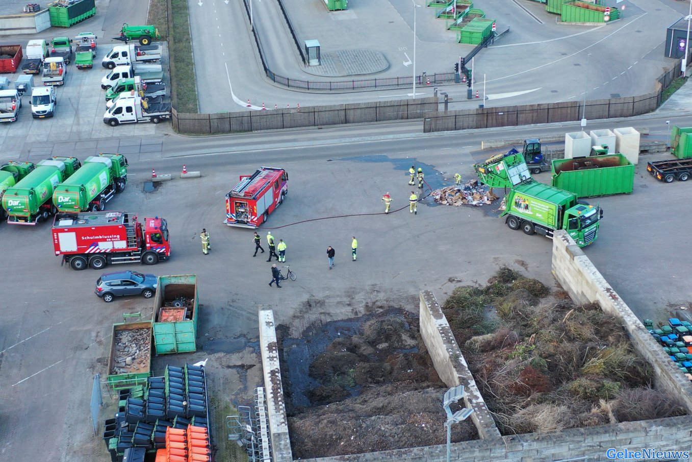 Rokende vuilniswagen rijdt met brandende lading door Nijmegen