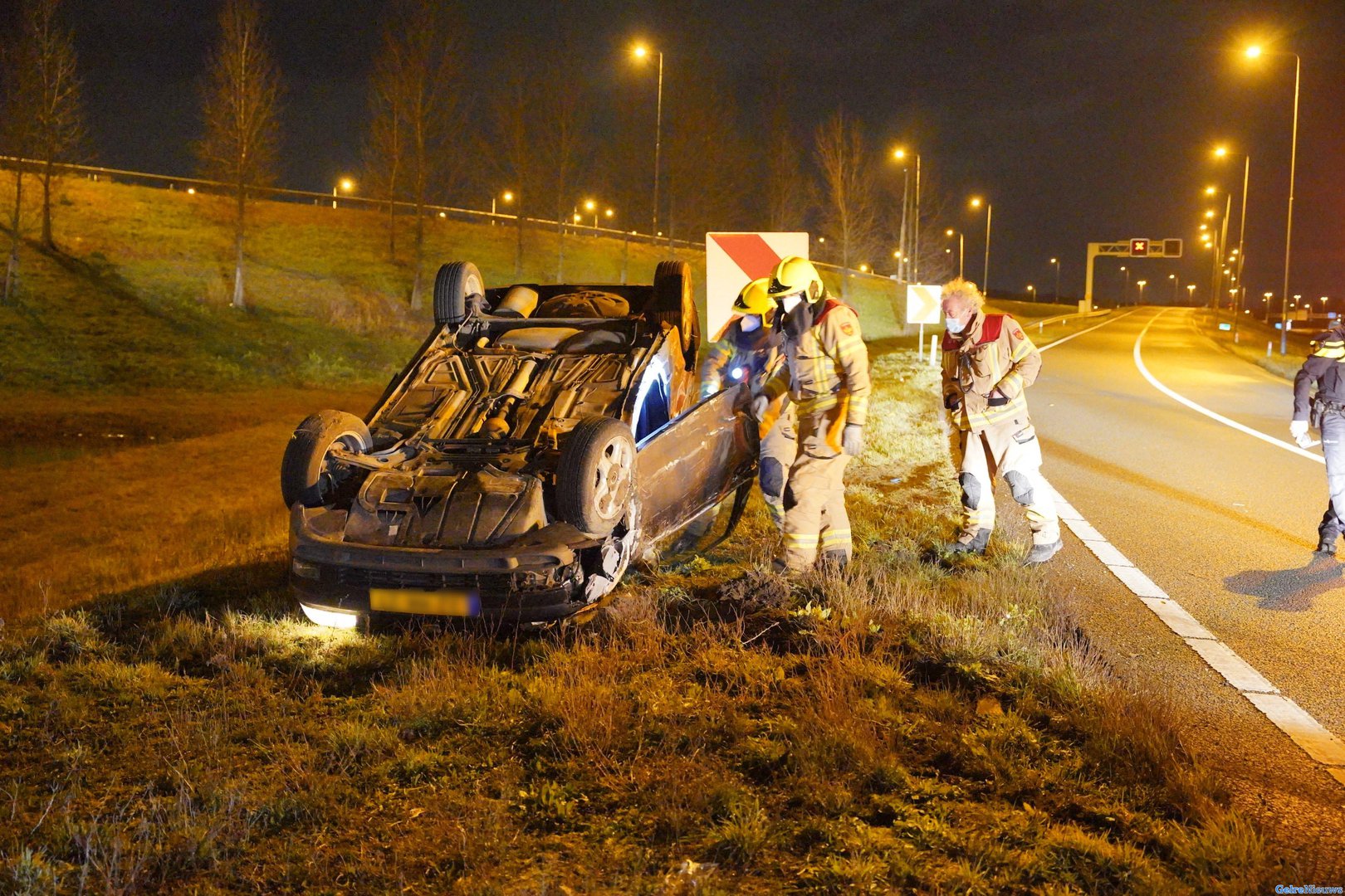 Automobilist onder invloed van alcohol rijdt auto in puin