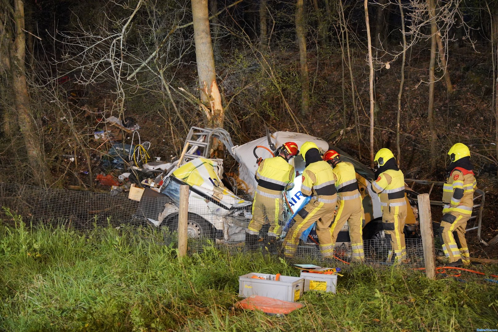 Bestelbus crasht op A73 bij Nijmegen