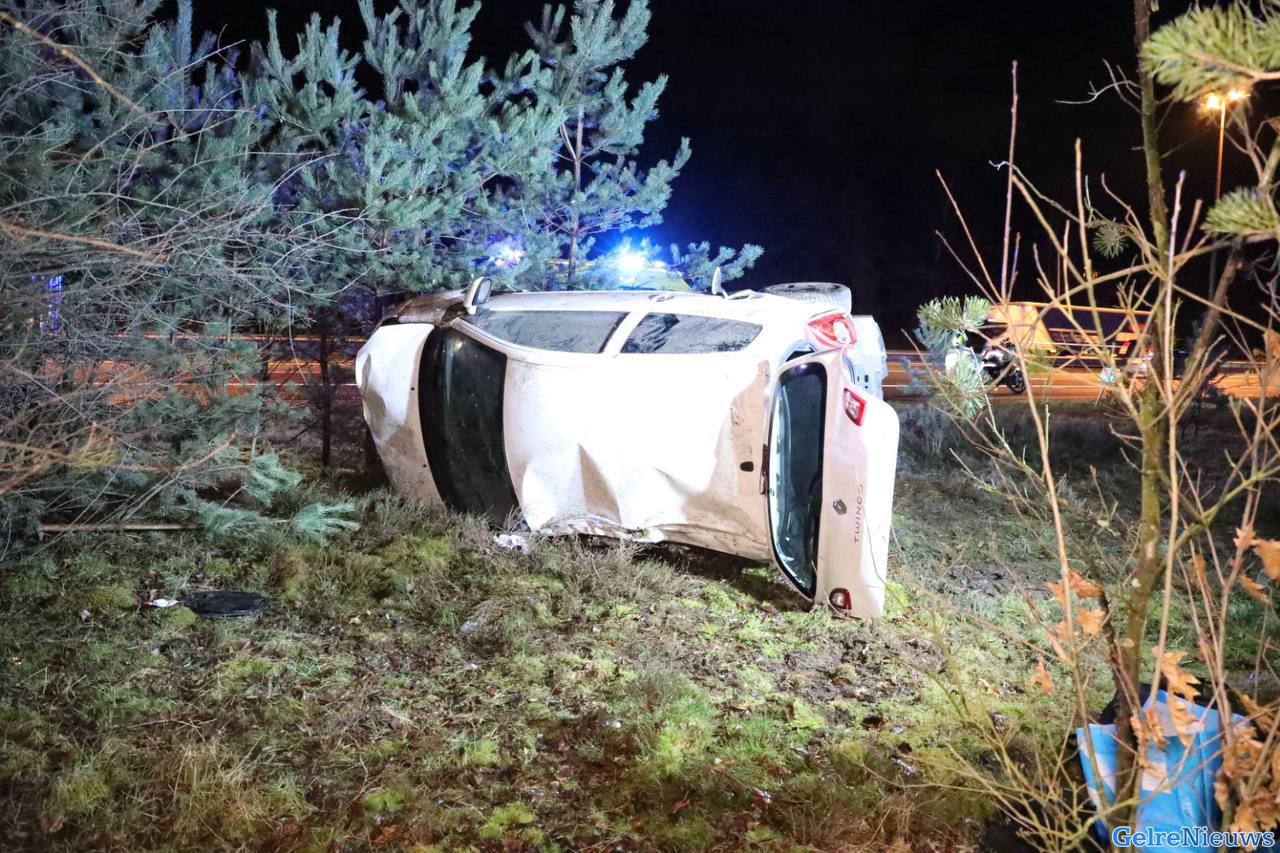 Automobilist slaat meerdere keren over de kop bij A50