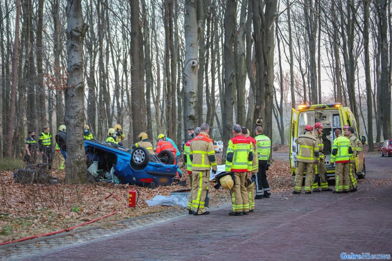 Motorblok uit auto geslingerd bij ongeval: bestuurder zwaargewond