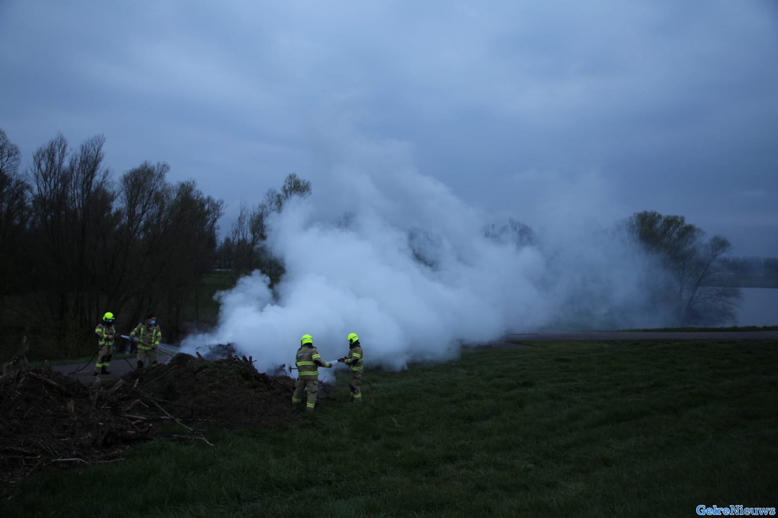 Buitenbrand langs de Waaldijk in Gendt