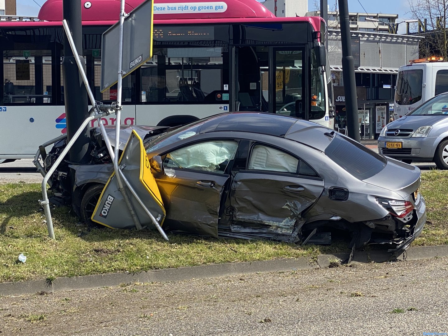 Flink ongeval voor winkelcentrum Dukenburg in Nijmegen