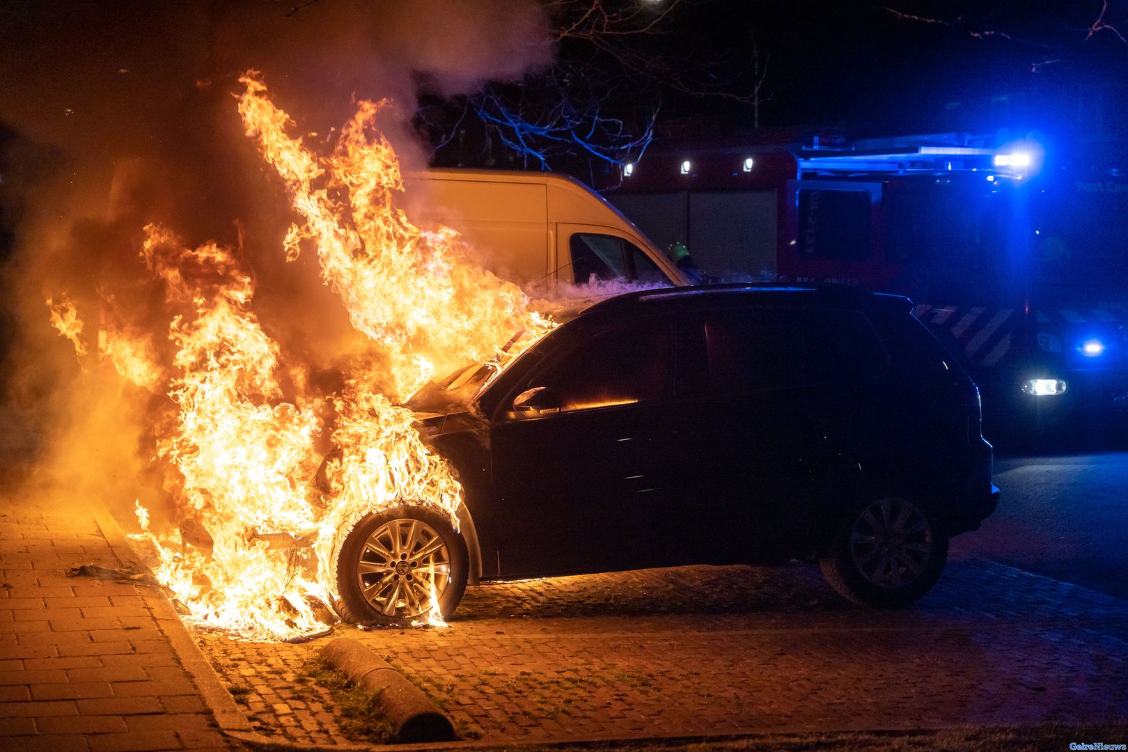 Twee auto’s volledig uitgebrand in Nijmegen