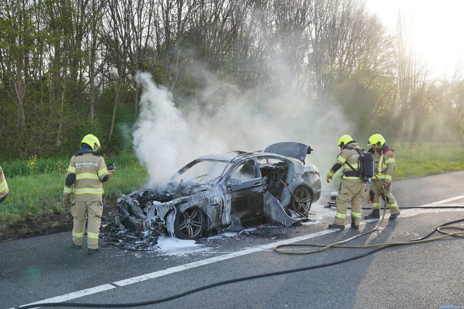 Auto uitgebrand op A15 bij Slijk-Ewijk: “meerdere boetes uitgeschreven”