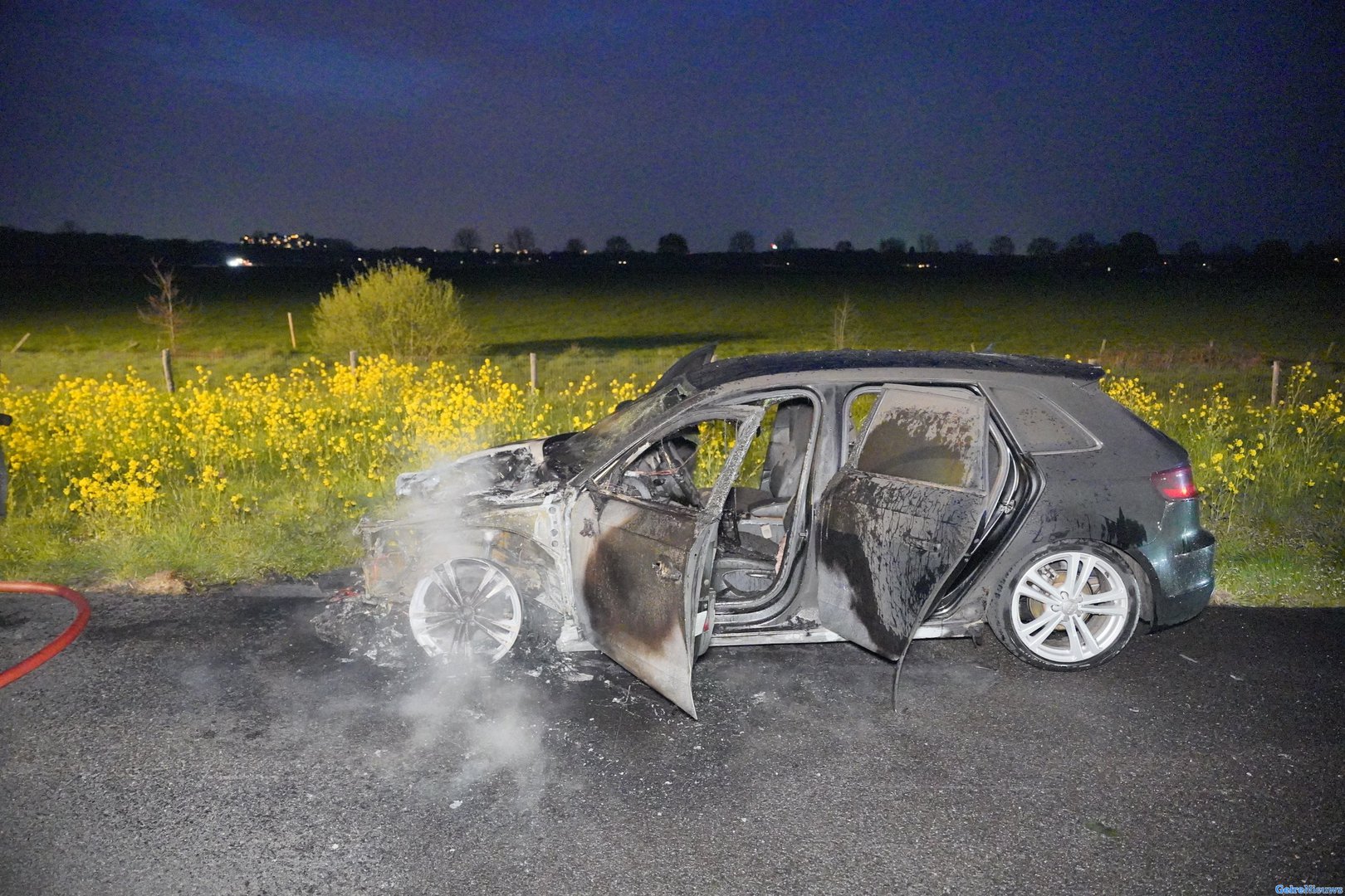 Auto brand volledig uit op A73 ter hoogte van Malden