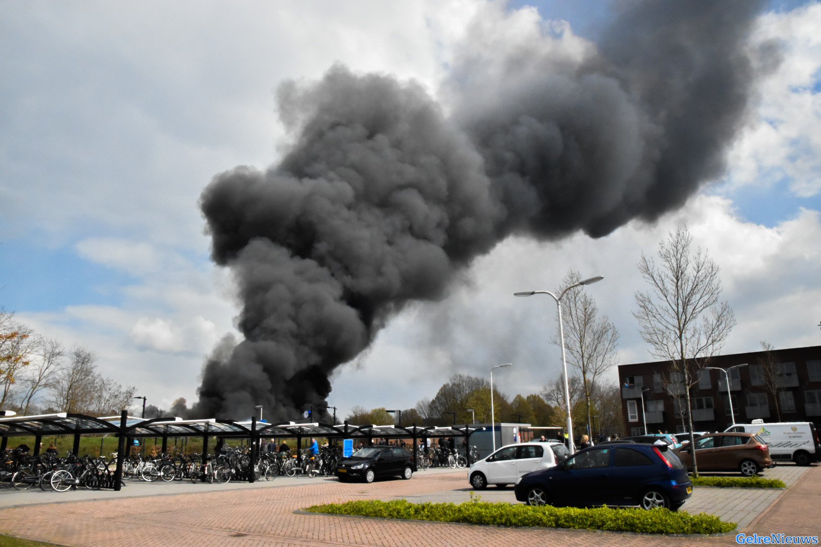 Brandweerman gewond door explosie van gasfles bij grote brand