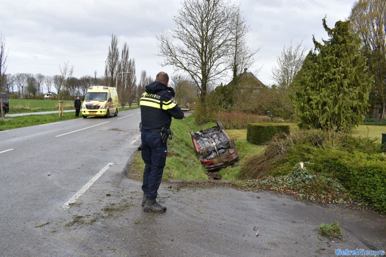 Auto op kop in sloot bij Doornenburg: “het gaat vaak mis op deze weg”