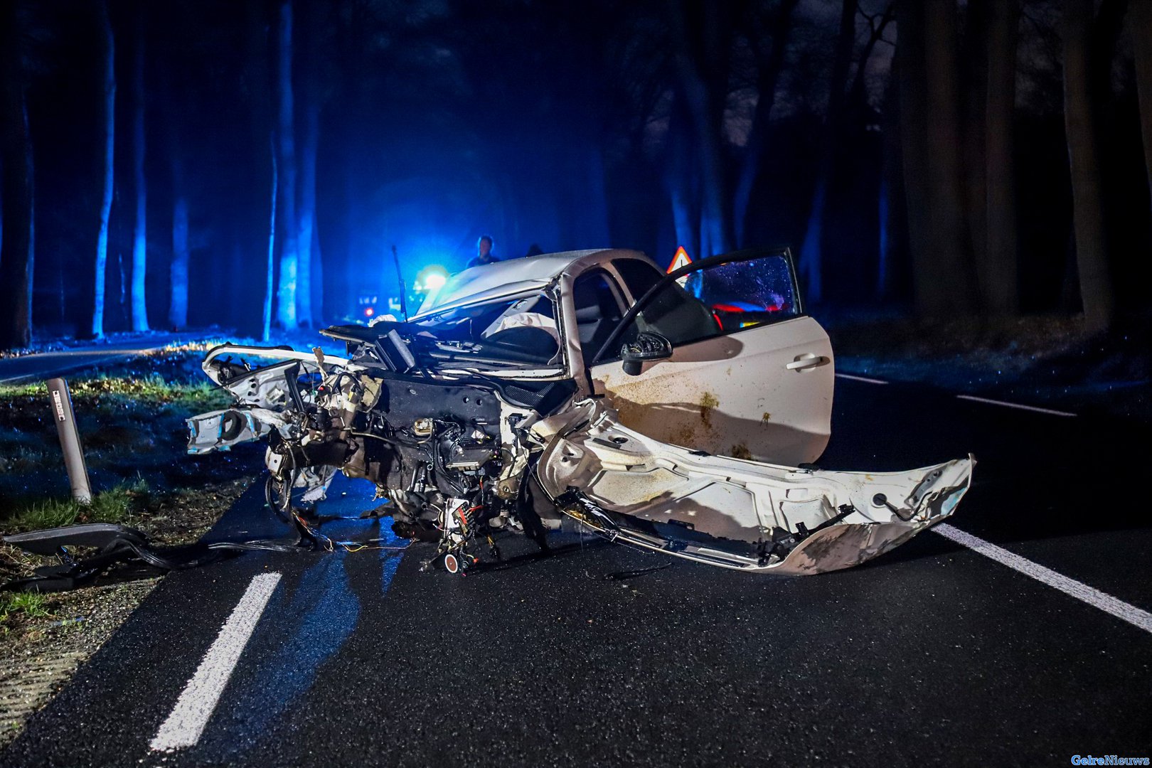 Zware crash bij Hoenderloo, auto volledig in puin