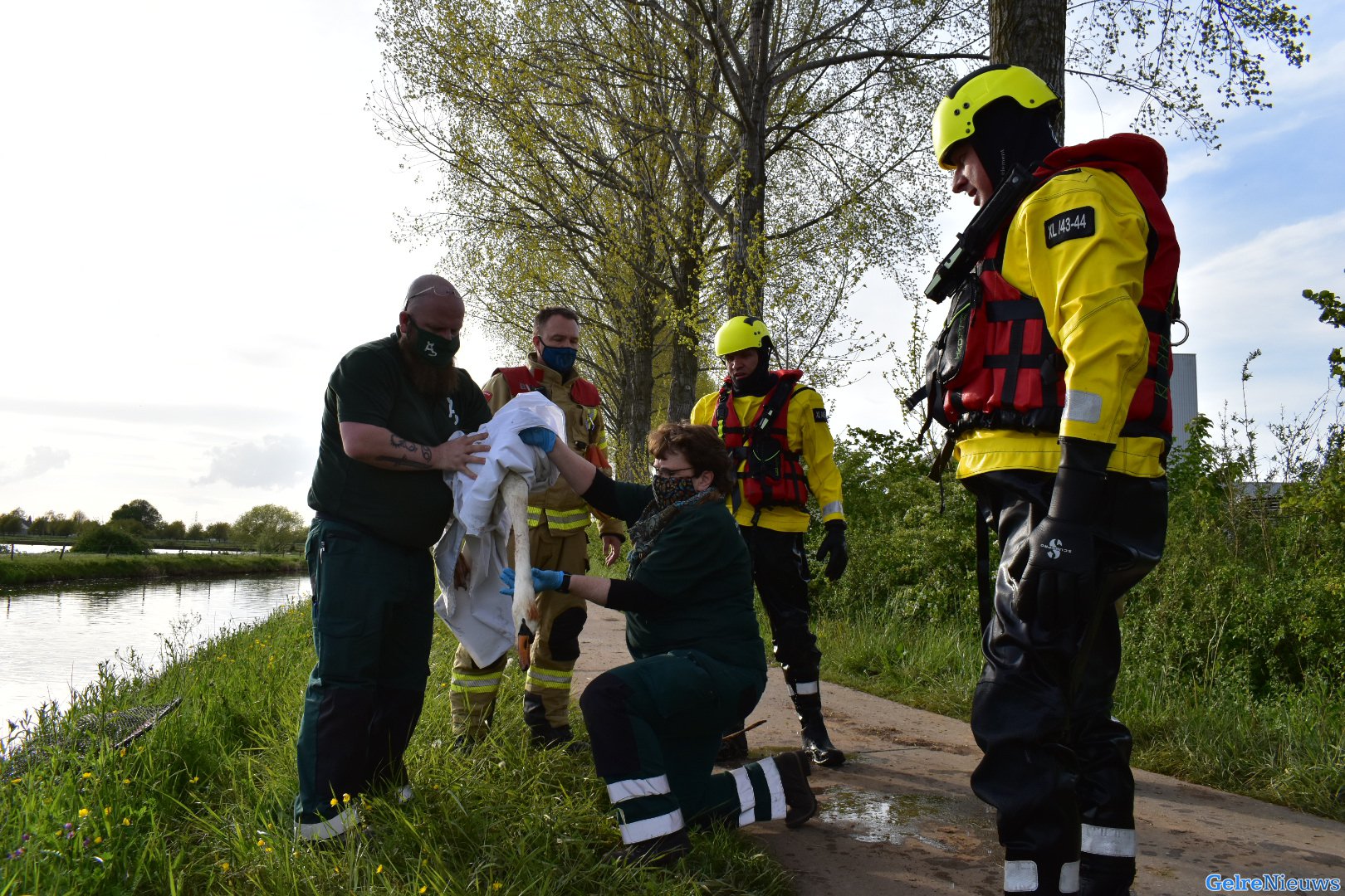 Brandweer redt gewonde zwaan uit het water