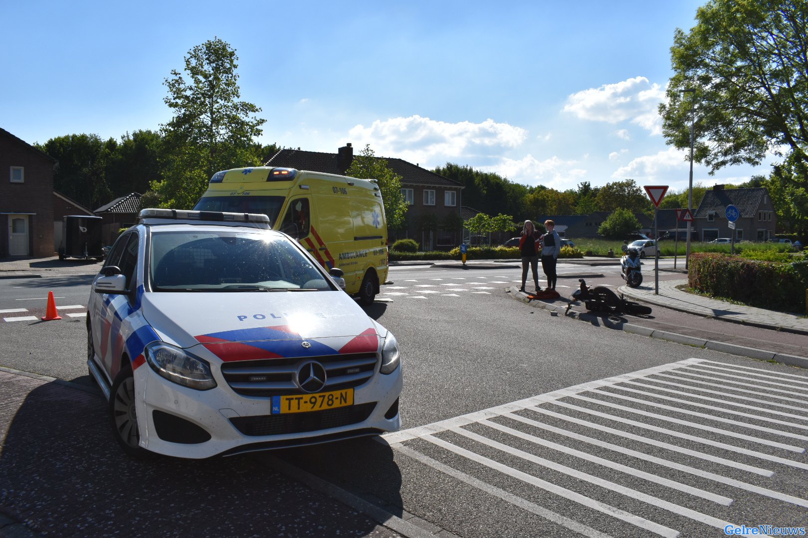 Scooterrijder vliegt enkele meters door de lucht na aanrijding