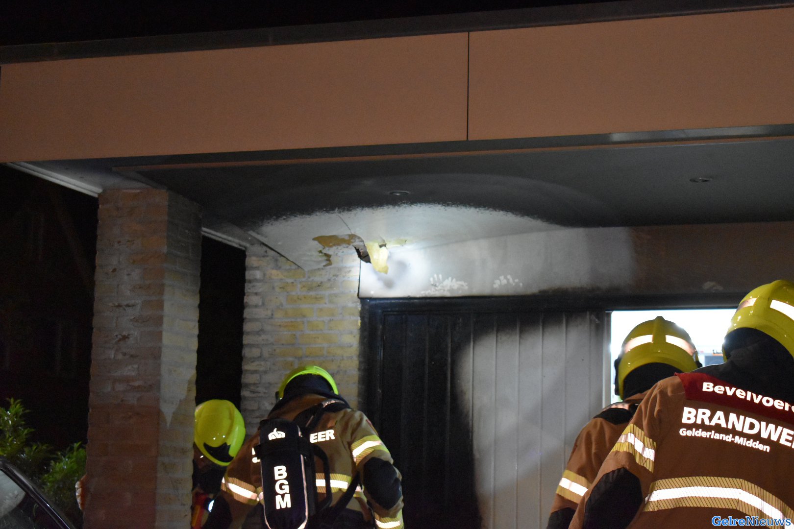 Brand onder carport in Bemmel door BBQ kolen