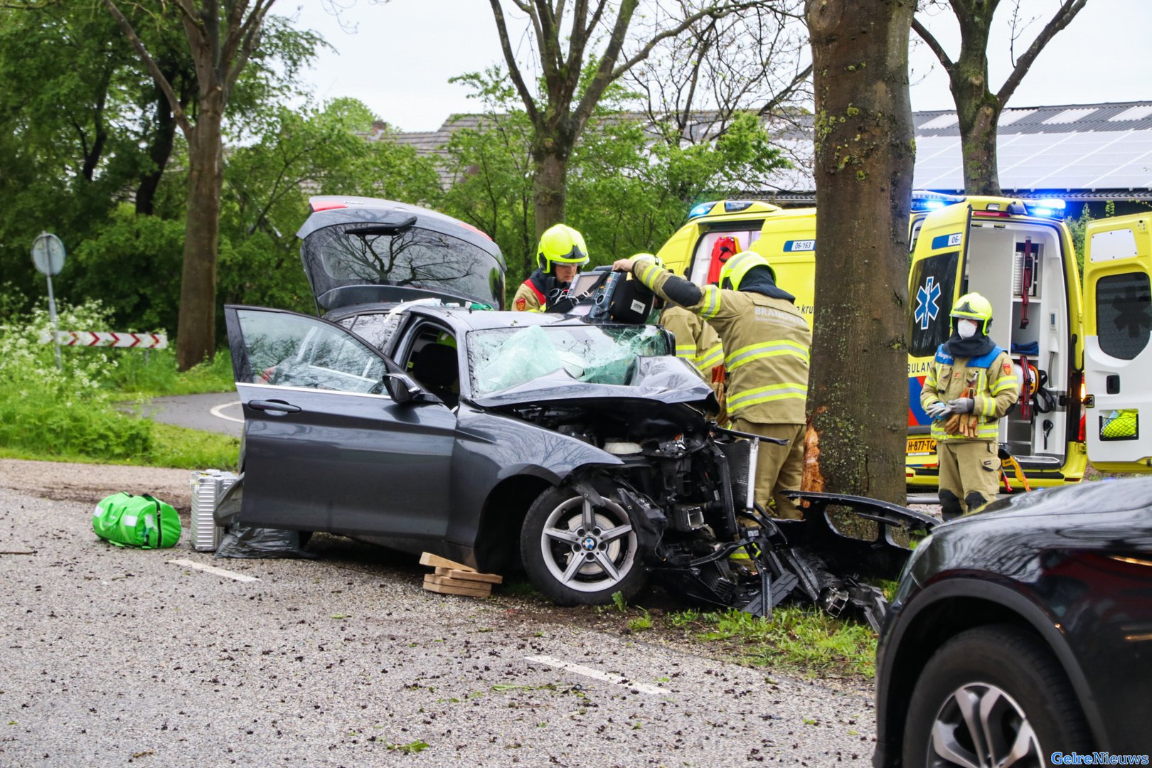 Automobilist botst frontaal op boom in Steenderen