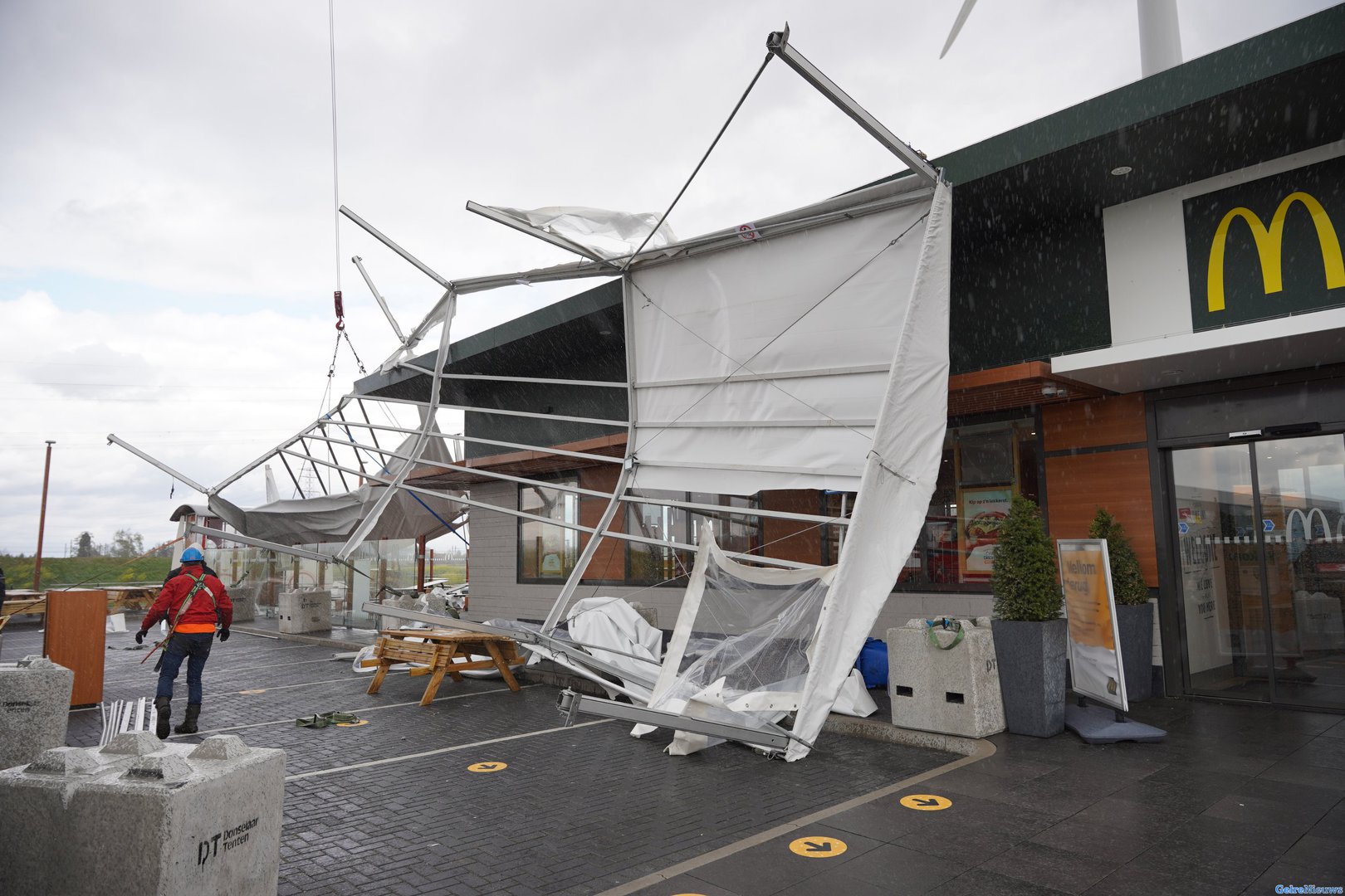 Grote tent bij McDonald’s in Oosterhout waait om door harde wind