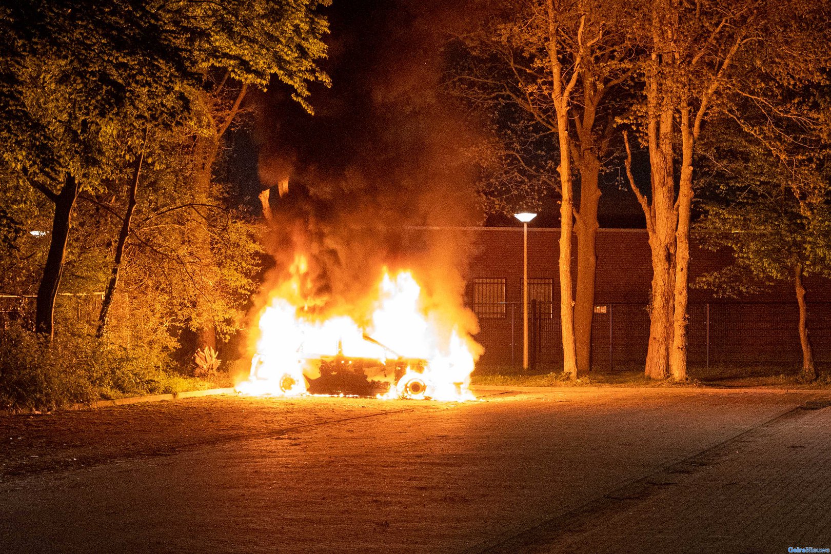 Auto brand volledig uit in Nijmegen