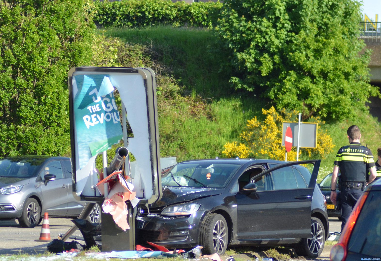 Auto rijdt lantaarnpaal omver in Nijmegen en doorboord reclamebord