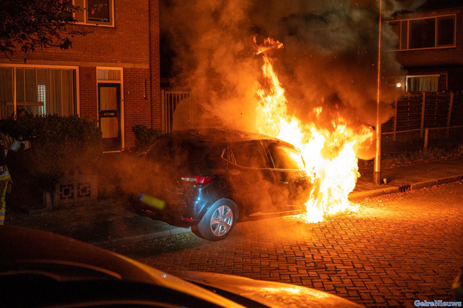 Auto brandt volledig uit aan voorzijde in Nijmegen