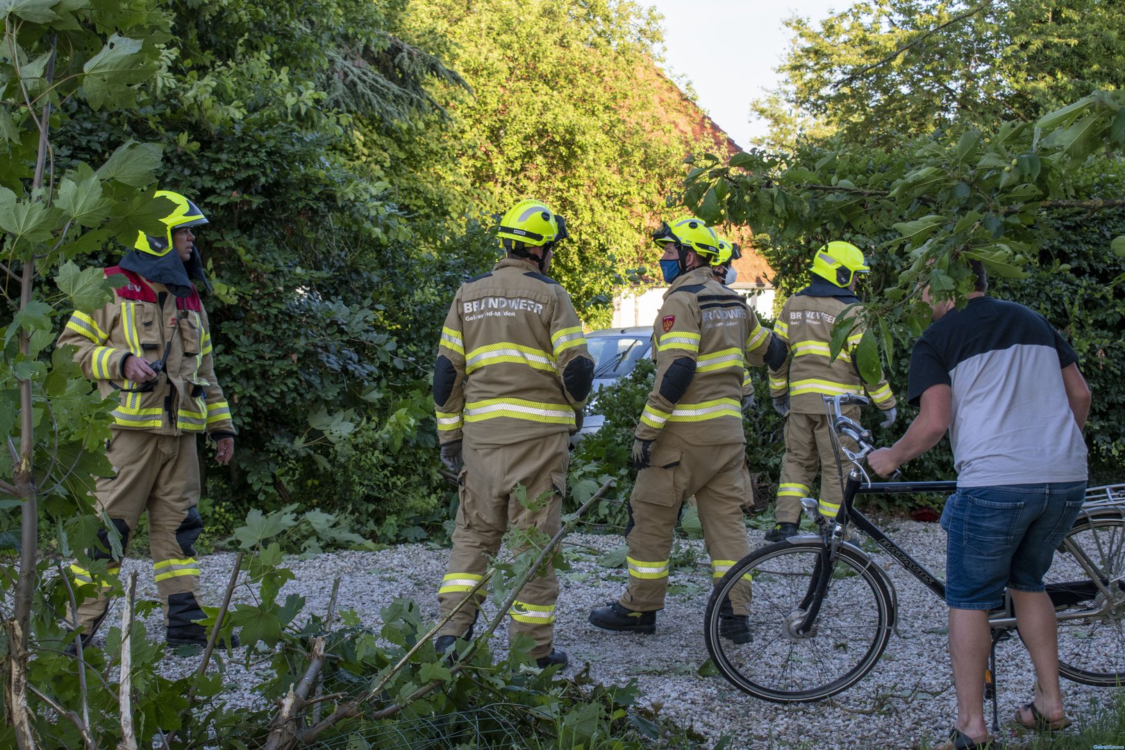 Auto wijkt uit en slaat meermaals over de kop