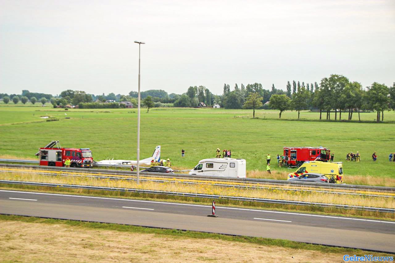 Vliegtuig belandt in weiland naast A50: snelweg afgesloten