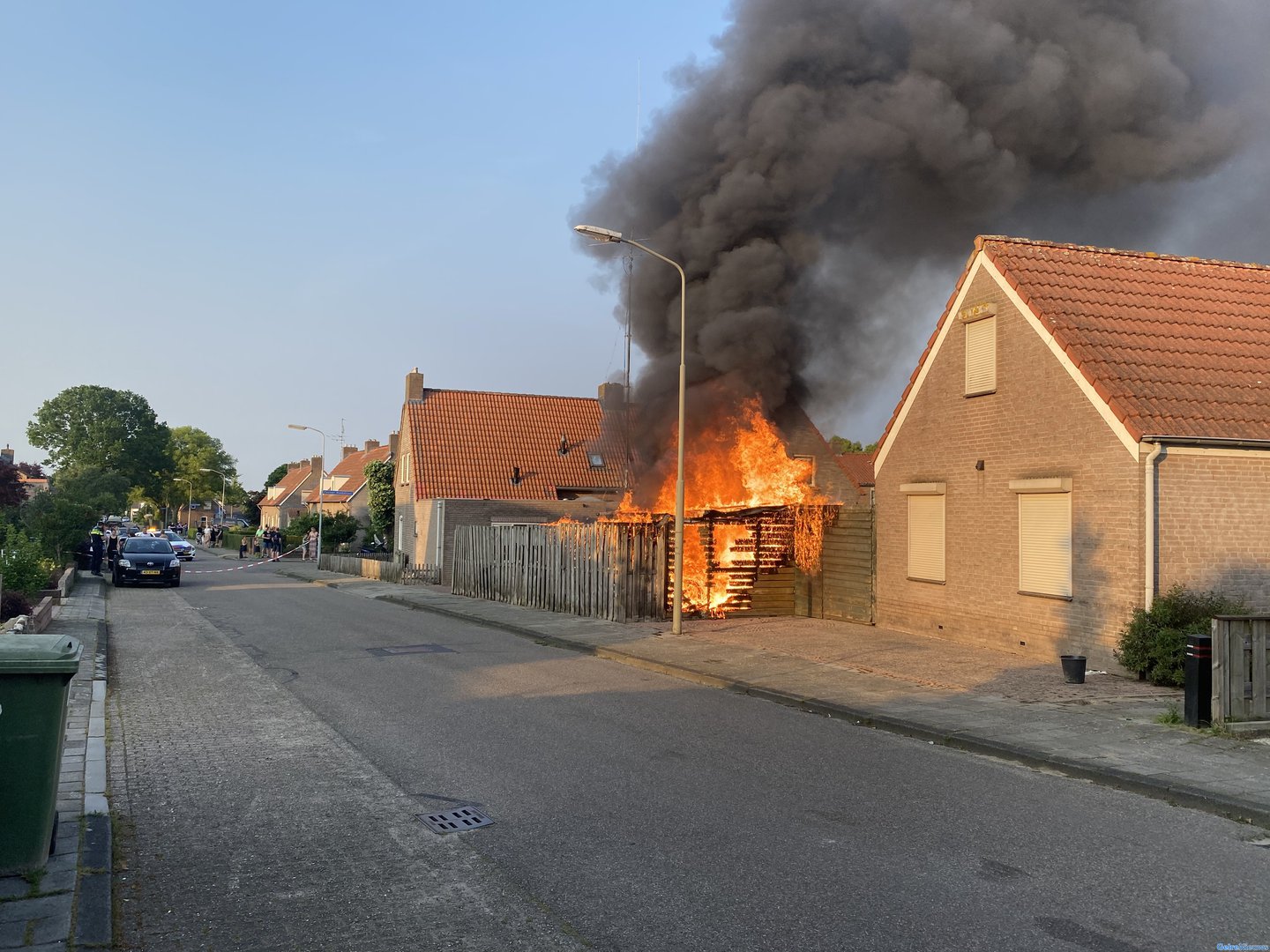 Bewoner redt hond uit vlammenzee: tuinhuisje en hondenhok verloren