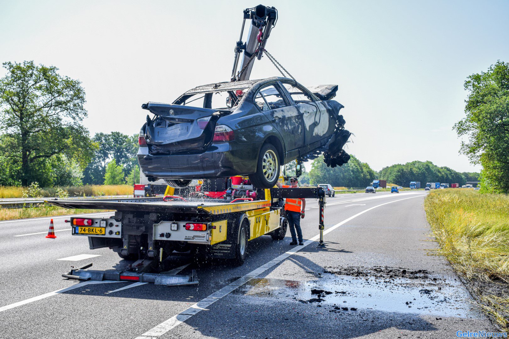 Auto vliegt tijdens het rijden in brand op A73