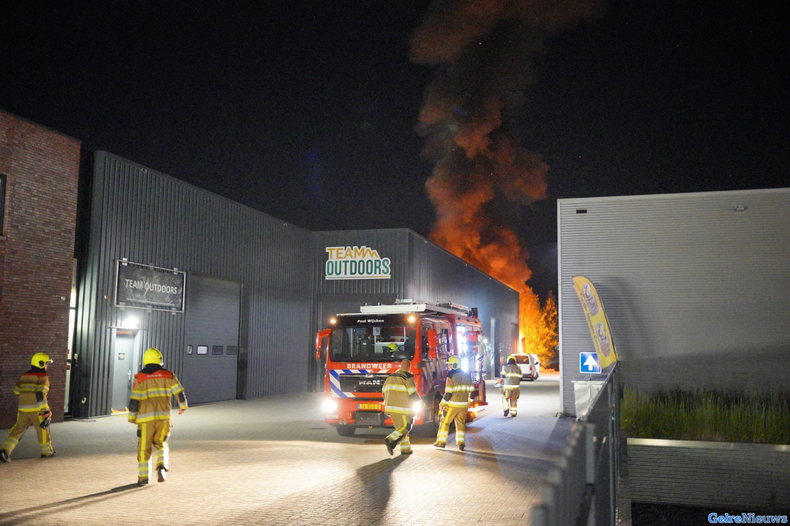 Grote brand in vrachtwagens en bedrijfsgebouw in Wijchen