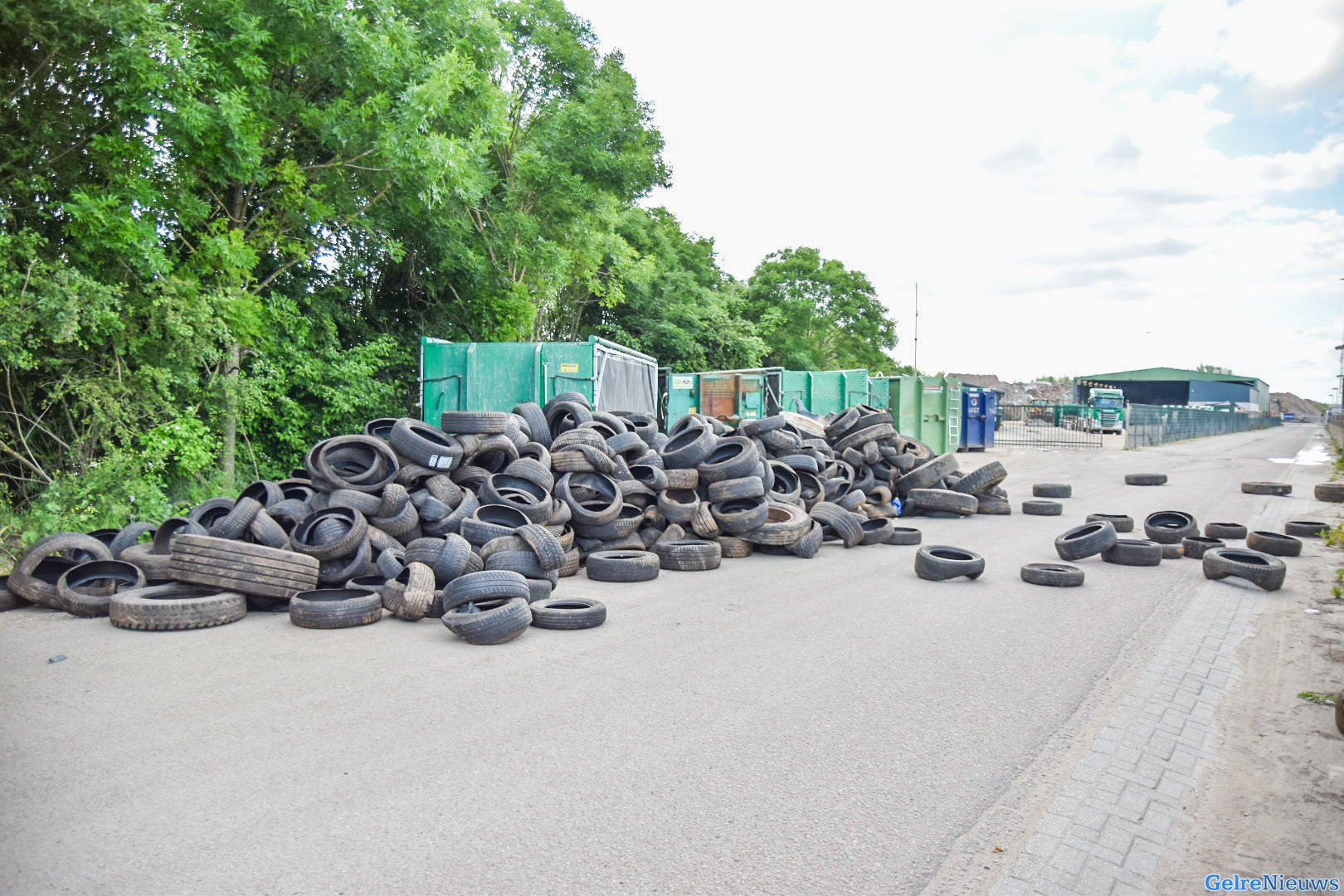 Honderden banden gedumpt op industrieterrein in Huissen