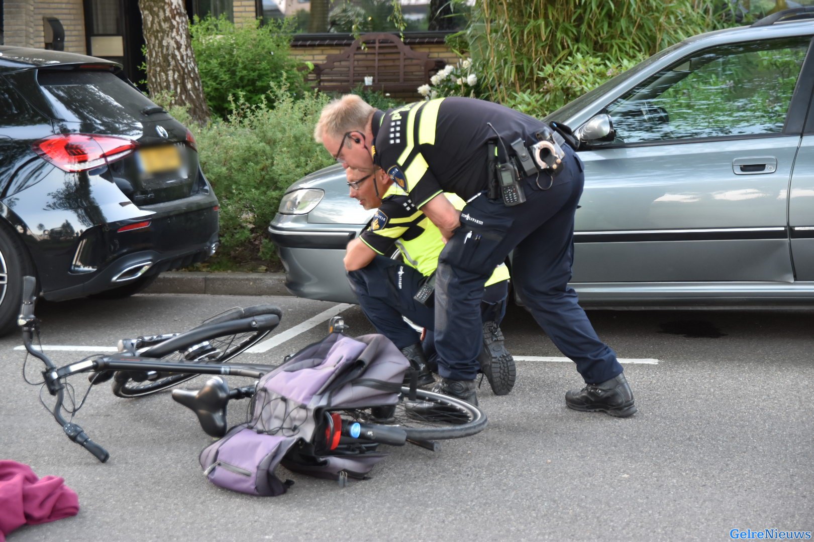 Fietser knalt tegen openslaande deur van auto en raakt flink gewond