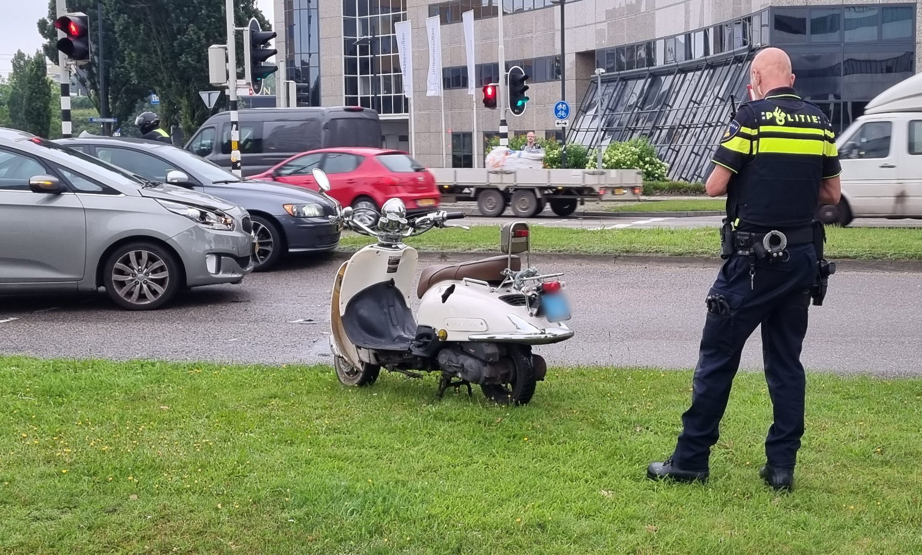 Scooterrijder botst met auto op Takenhofplein in Nijmegen