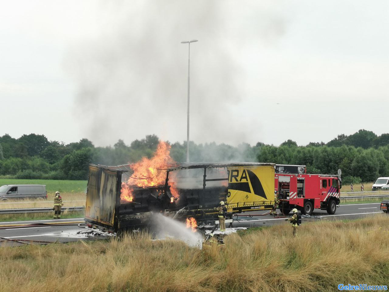 Snelweg A50 dicht na vrachtwagenbrand: politie controleert kijkersfile