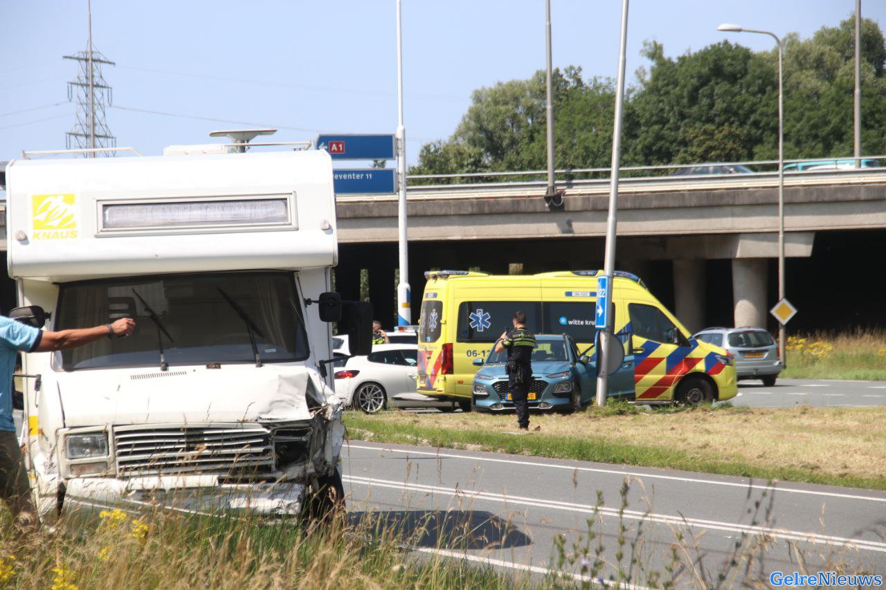 Ongeval tussen camper en personenauto in Apeldoorn