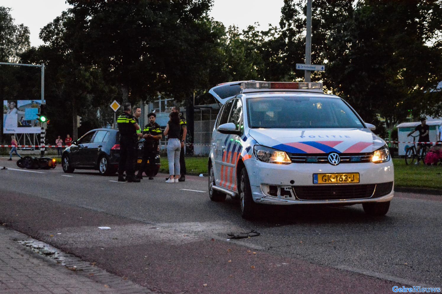 Bestuurder motorscooter botst tegen politiewagen in Nijmegen