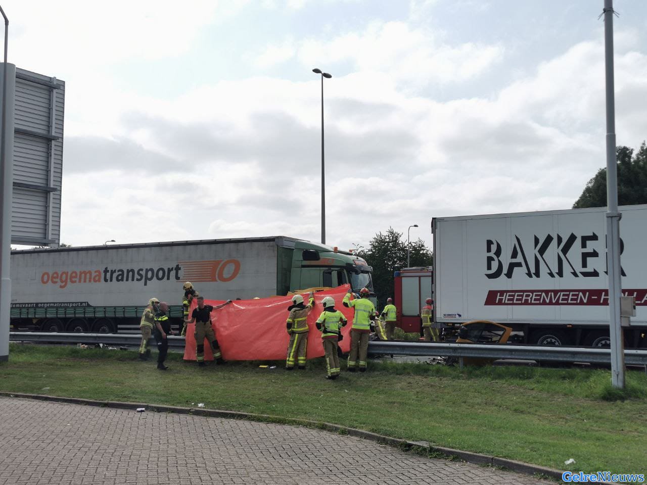 Één persoon bekneld in bestelbus bij ongeluk met vrachtwagens op de A50 bij Apeldoorn