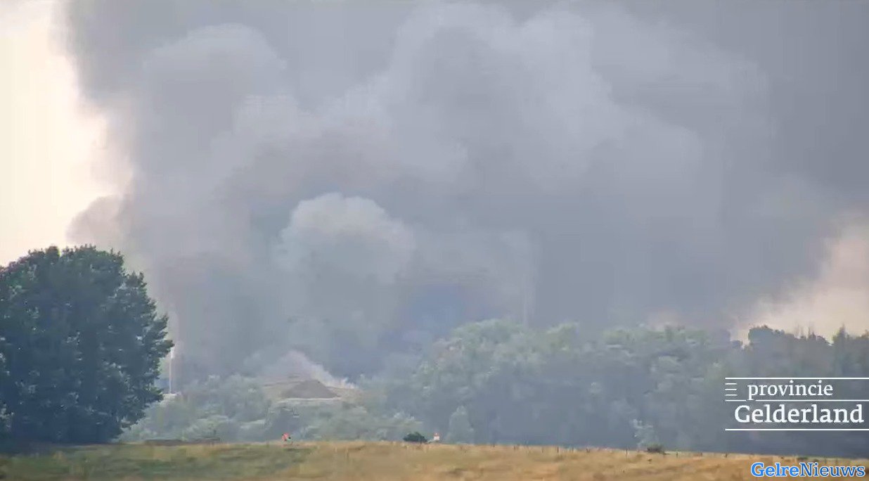 Grote rookwolken door forse brand bij afvalverwerker in Huissen