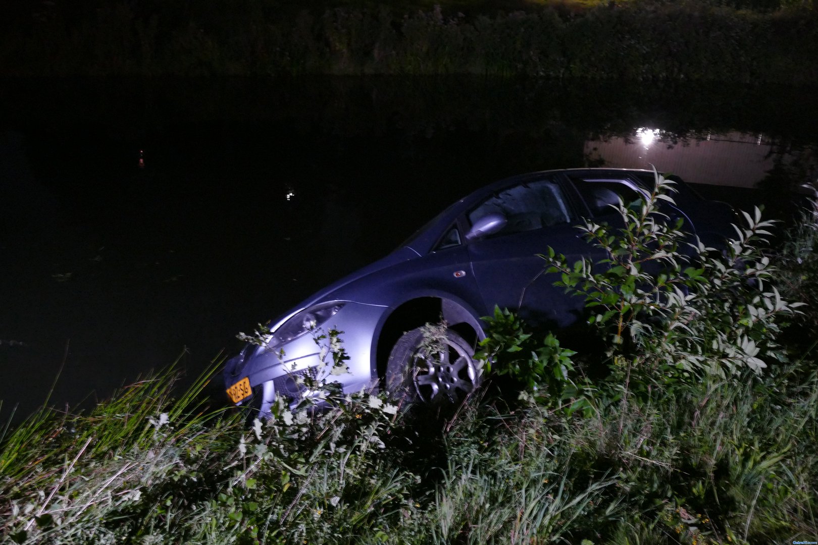 Automobilist belandt half in de sloot in Nijmegen