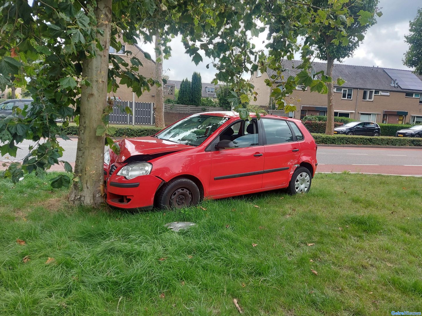 Auto ramt geparkeerde auto en boom in Nijmegen