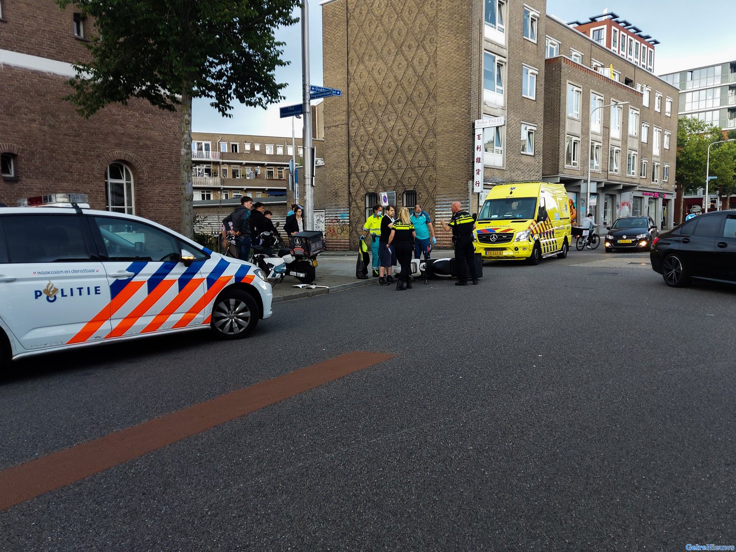 Twee bezorgscooters botsen frontaal op elkaar in Nijmegen