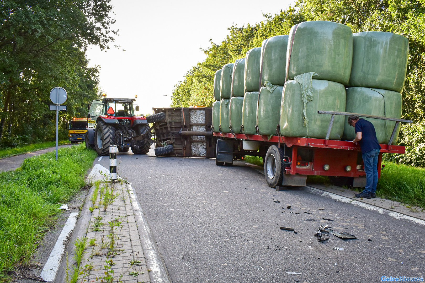 Ongeval tussen trekker en auto in Ressen