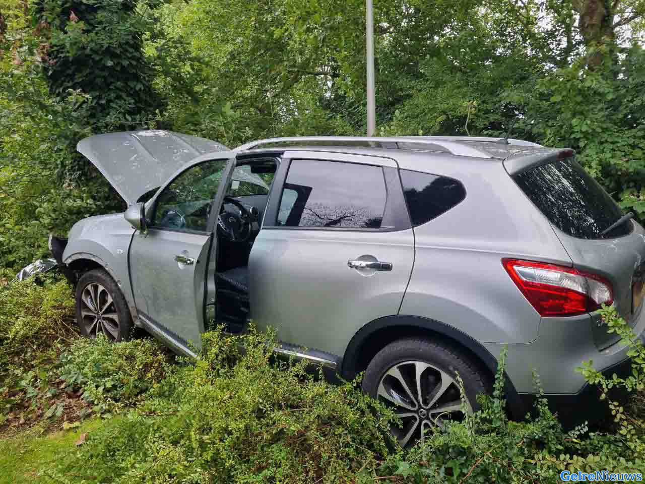 Auto schiet door bosjes en knalt tegen boom in Nijmegen