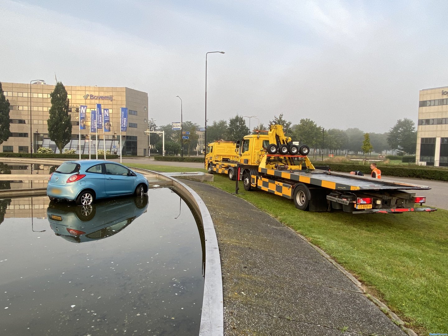 Auto rijdt zich vast in fontein in Nijmegen