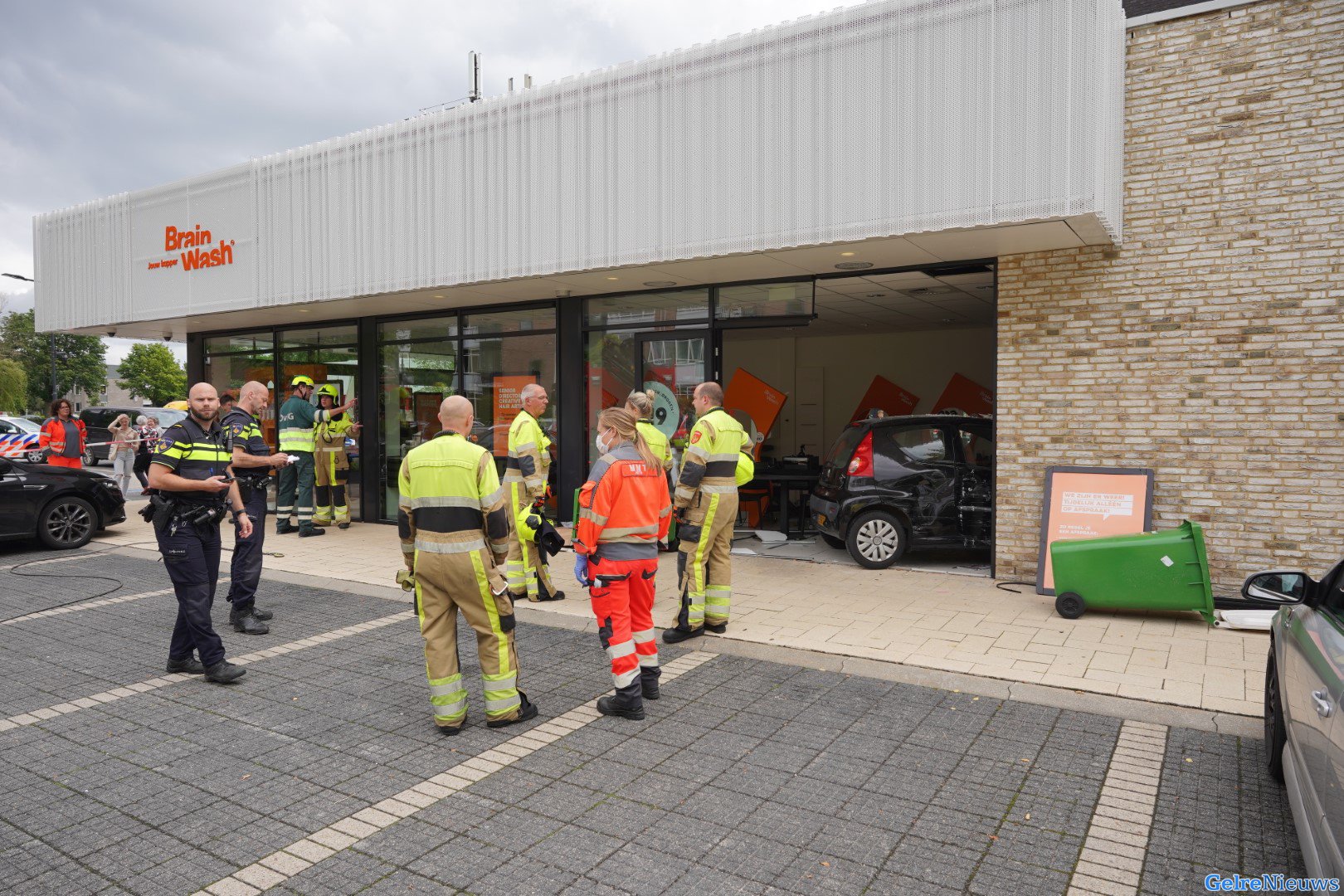 Auto rijdt kapperszaak binnen in Nijmegen