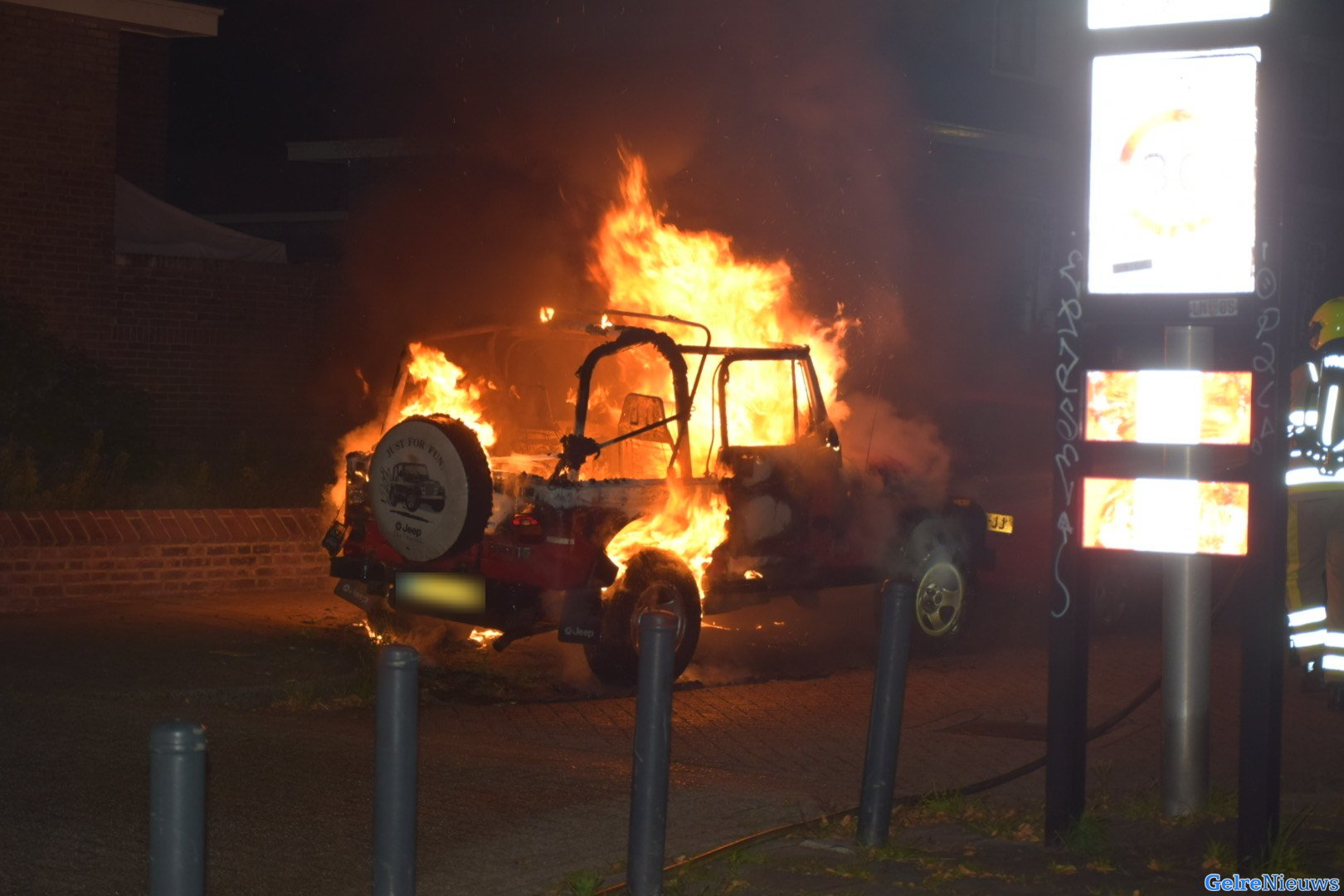 Jeep brandt volledig uit in Nijmegen