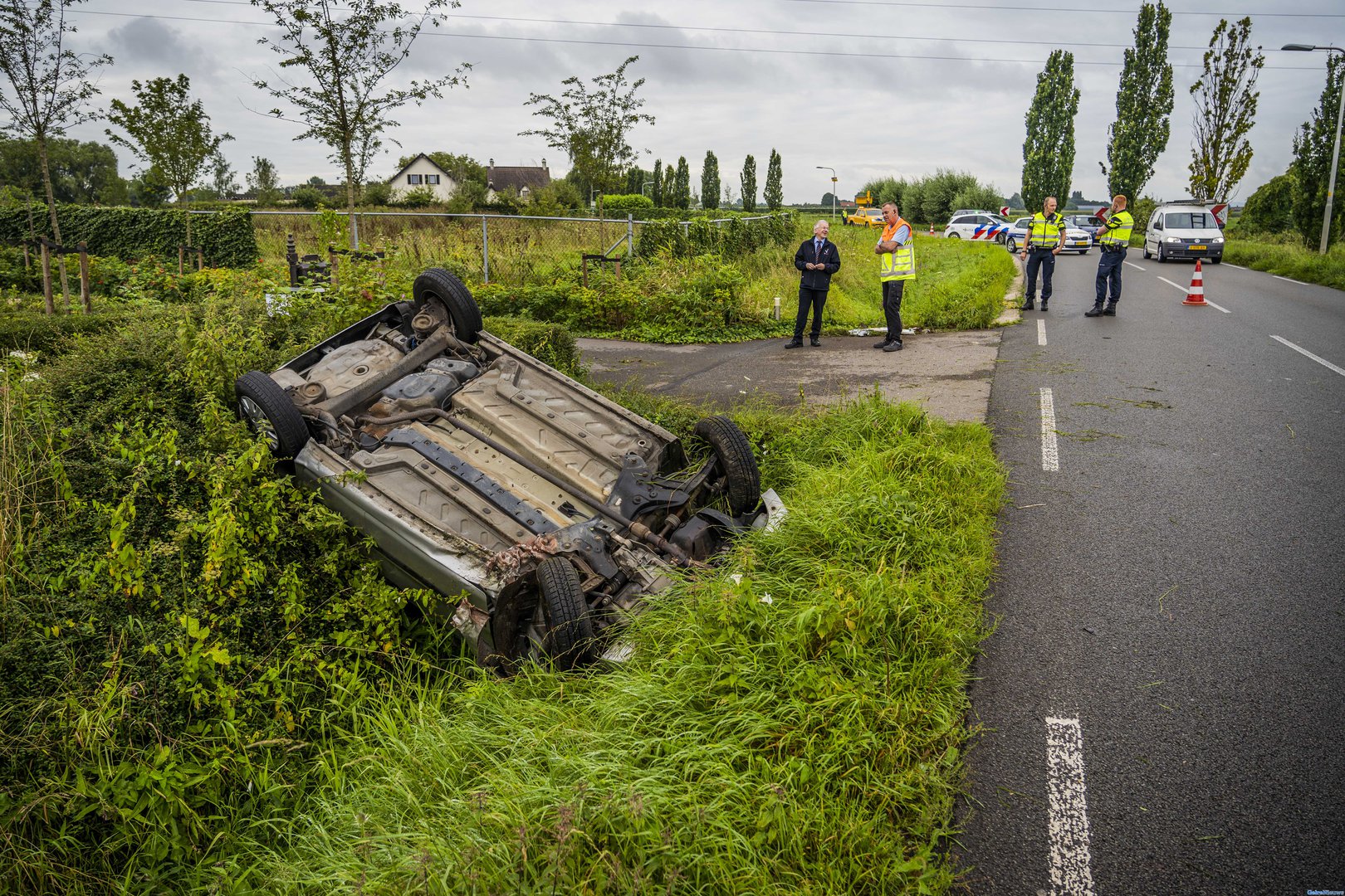 Automobilist slaat over de kop in de sloot Doornenburg