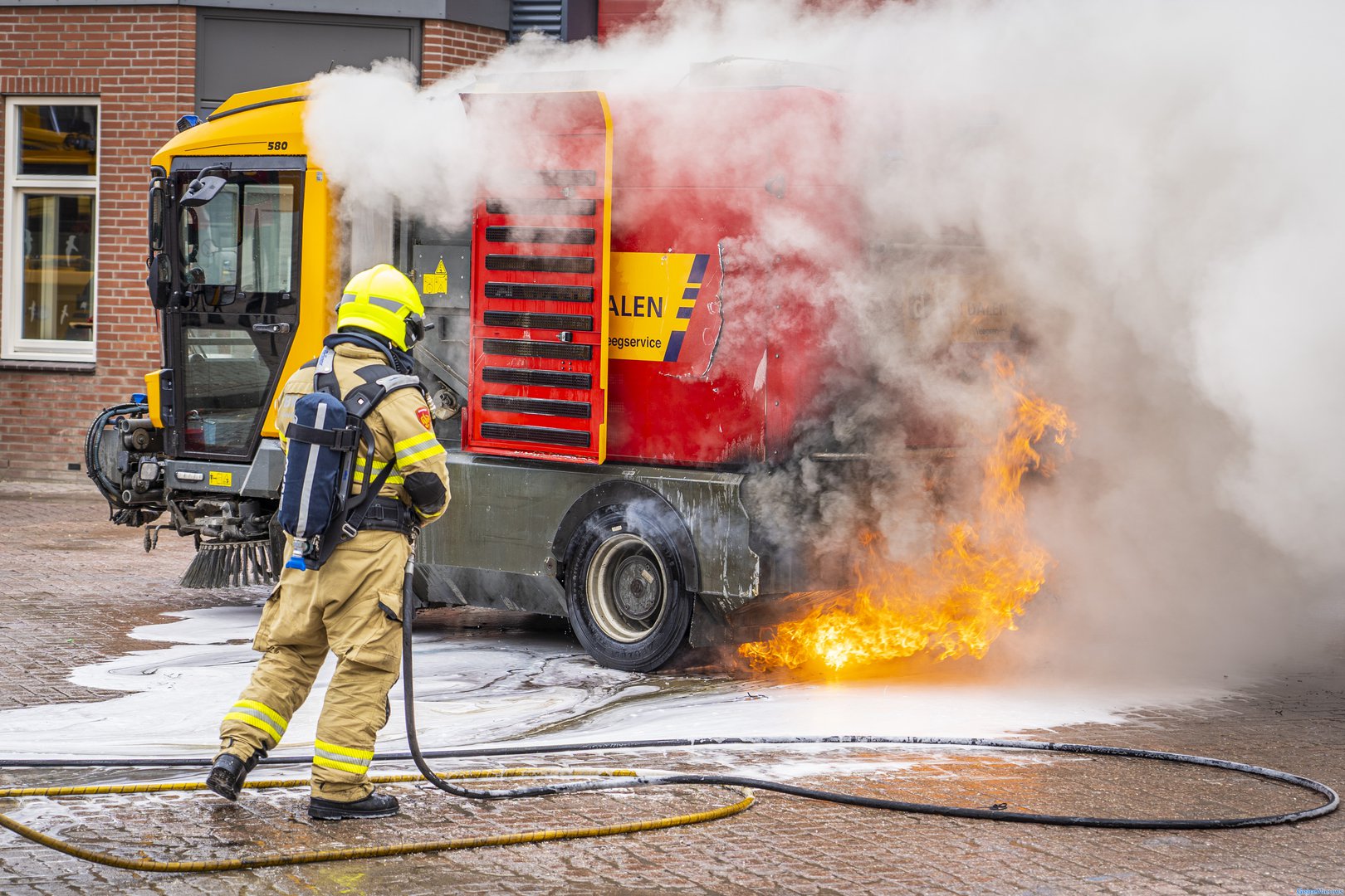 Veegmachine in lichterlaaie Huissen