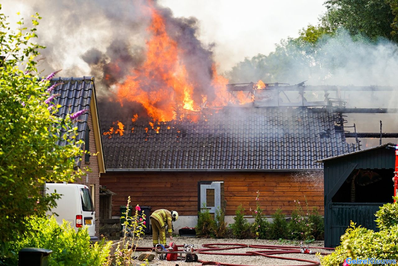 Metershoge vlammen bij schuurbrand in Brummen