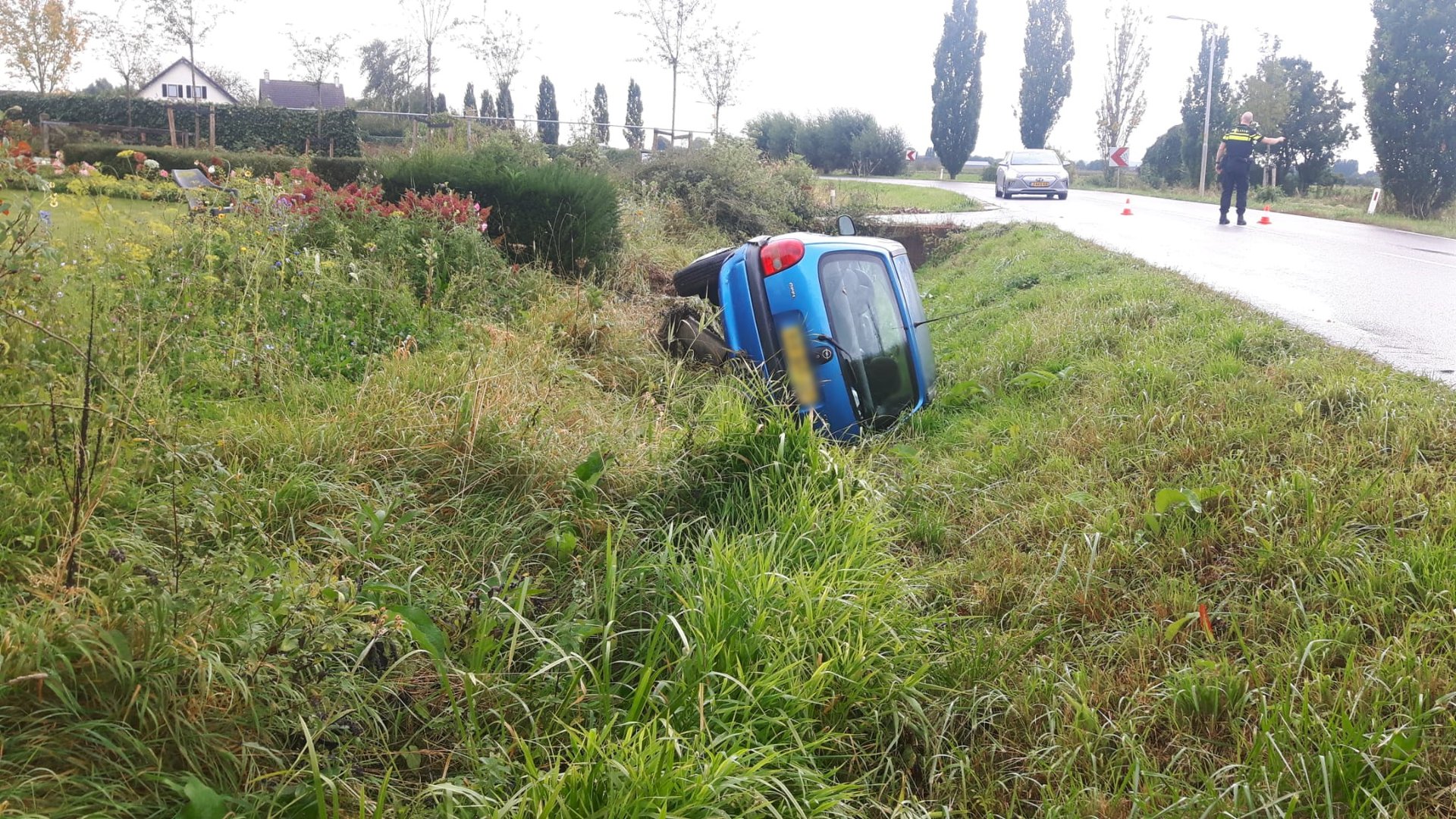 Wéér een auto uit de bocht en in de sloot bij Doornenburg